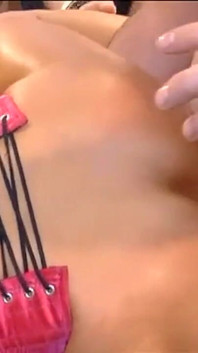 Nadržená MILFka bere několik ptáků v divoké gangbang orgii