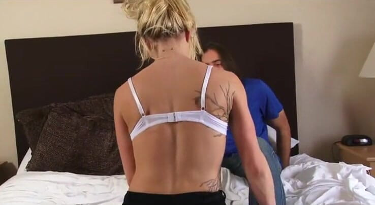 VOP Porno: Tetovaná blonďatá dívka dostane přibitou kundičku na castingu