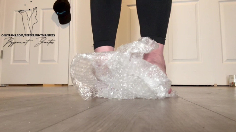 Peppermint Giantess: Balut gelembung pop saiz dewi 16 kaki