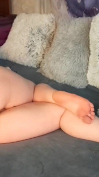 Seksi iç çamaşırı okurken görmezden geliyor