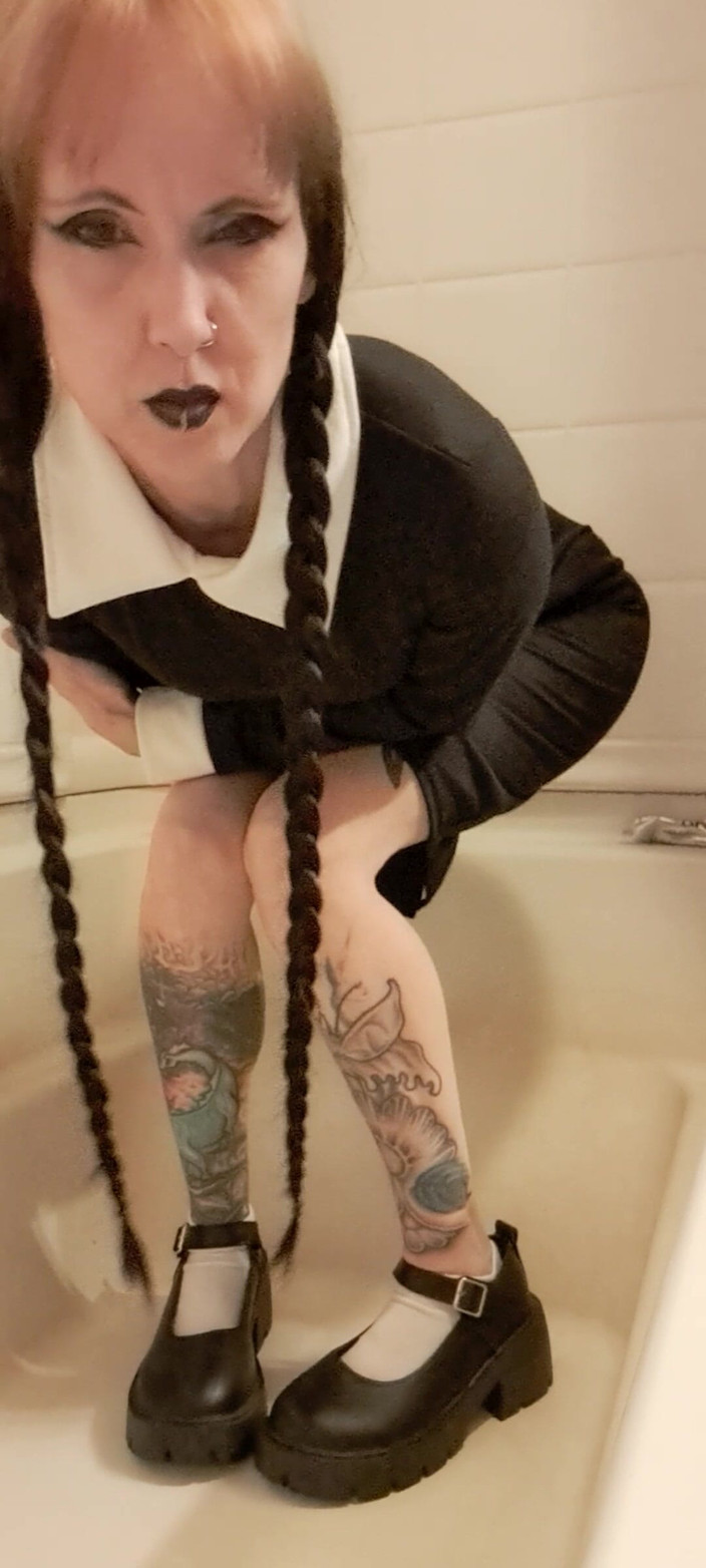 PandoraSG: 星期三撒尿她的内裤和袜子 - 恋物癖角色扮演