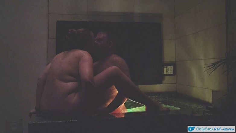 Red Queen: Seks ulang tahun romantik di spa tab mandi panas balkoni...