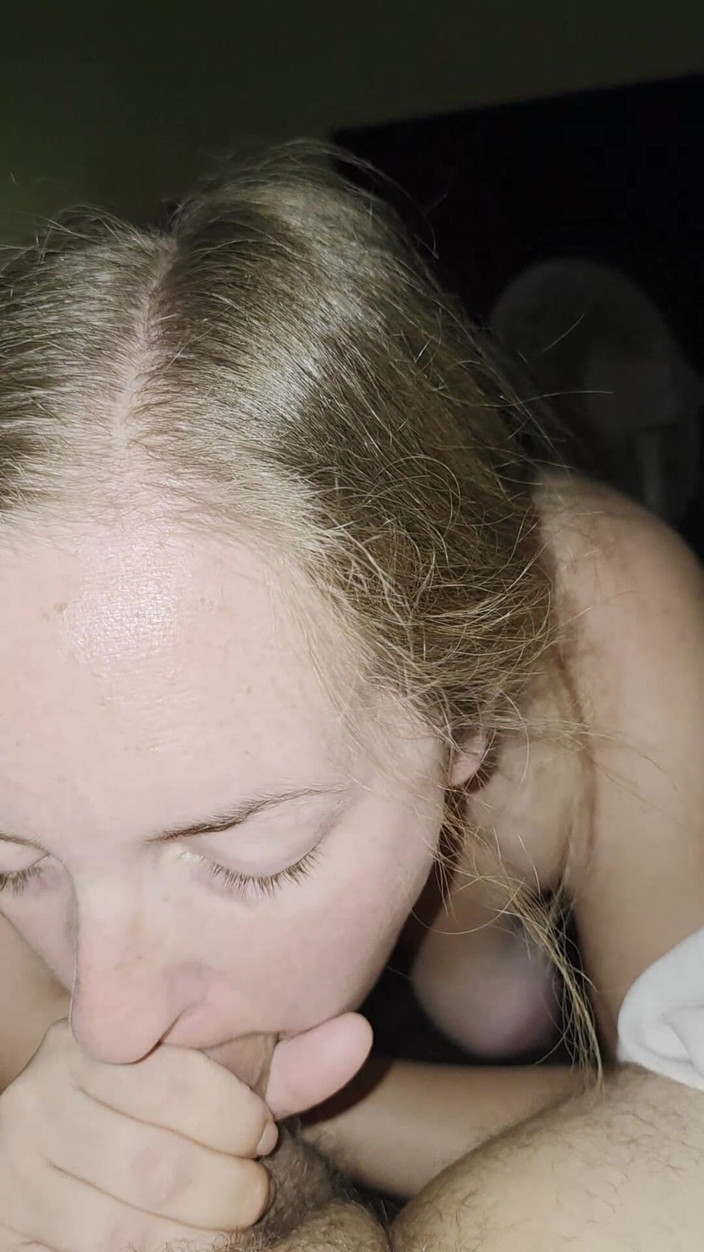 Mama_Foxx94: 醒来快乐：性感素人熟女的晨间口交