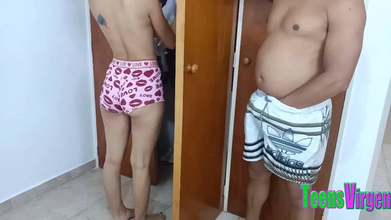 Patty Danna: Garota sexy sai do banheiro para seu quarto para se...