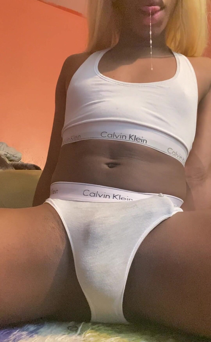 AJ180: 准备午餐约会，我情不自禁地抚摸我的隆起。