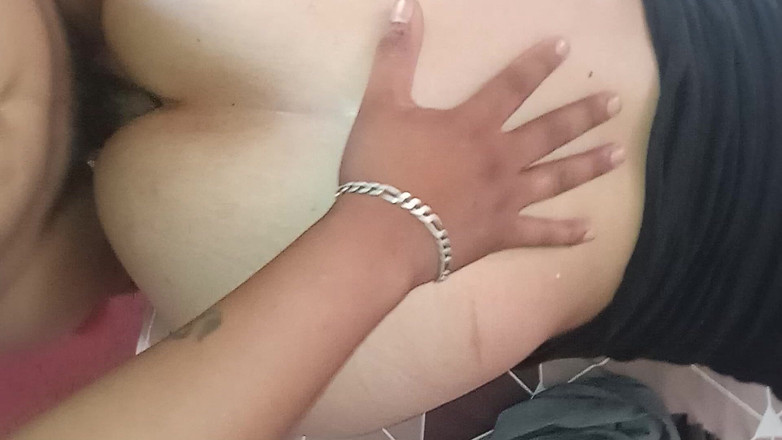 Eatrella j: Viciada, fodida e não deixa ir do seu celular