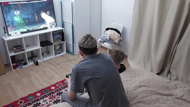 Ethan Lestray: Succosa scopata di due ragazzi , il ragazzo ha perso l'argomento...