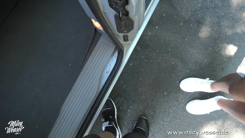 Miley Weasel: Blond brud blir knullad utomhus!