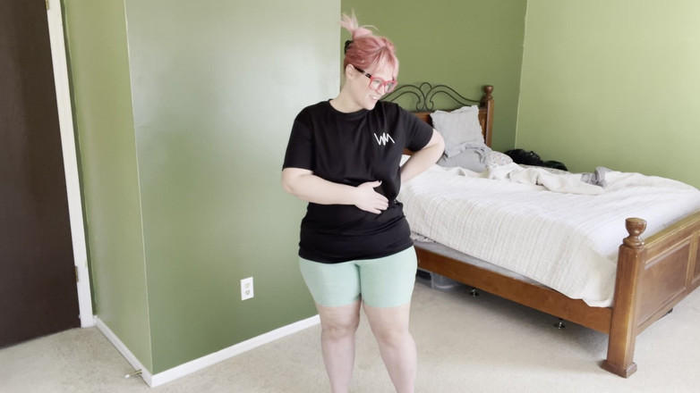 Alice Stoner: Чудова товстушка роздягається догола і похитує своєю жирною дупою, перш ніж відрахувати тебе, щоб кінчити