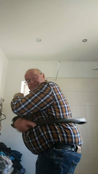 Karlchengeil: Dulce nalgadas - cinturón vestida y teta desnuda