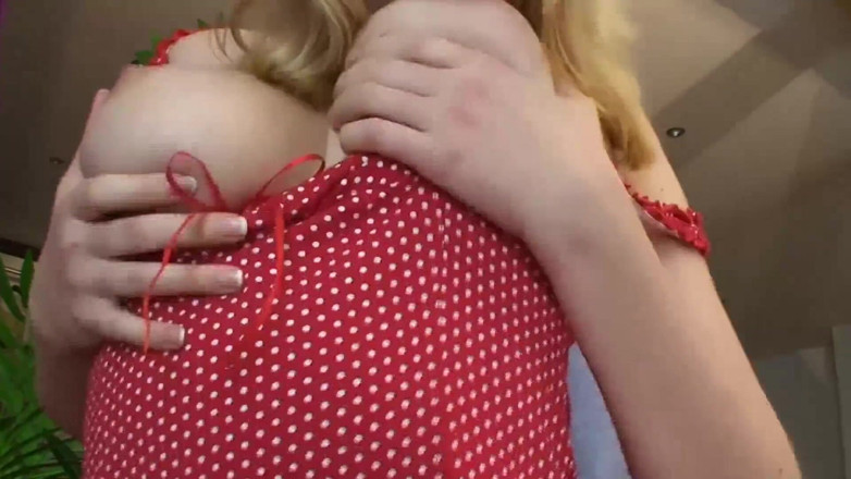MILF stars: Blonďatá milfka kouří a jezdí na péru v pov