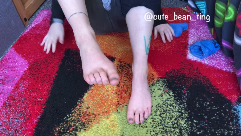 Alice Bean: Bean Strips Her Socks