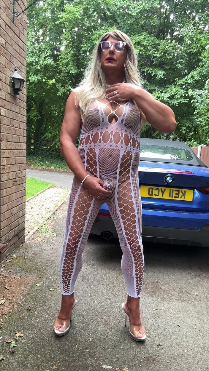 Kellycd2022: 흰색 망사 캣수트와 힐을 신은 섹시한 크로스드레서 Kellycd20222