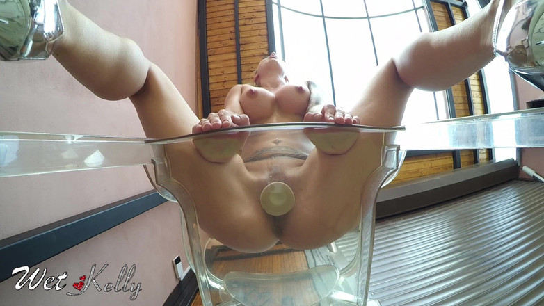 Wet Kelly: Awek kolej melancap di kerusi Trasnparent dengan dildo besar