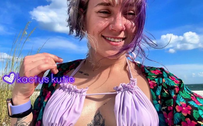 Kactus kutie: Orina furtiva en la playa