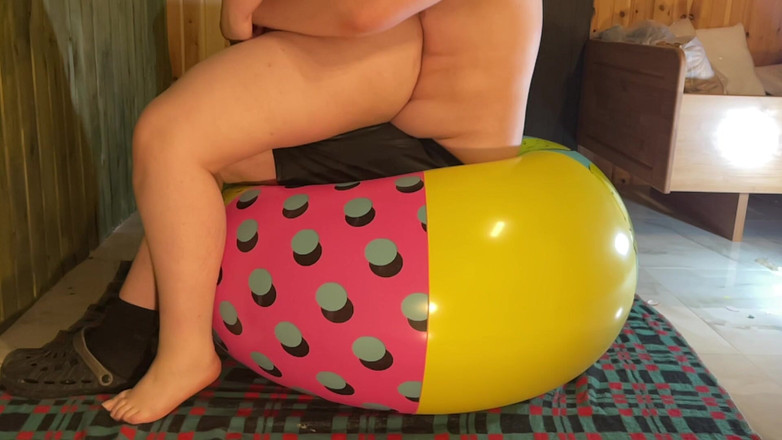 BeachBallsDuo: Două uriașe de 42 și 48 beachballs zdrobite sub noastre 200kgs!