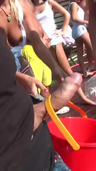 Fiesta en la piscina llena de chupando, trío y follada grupal