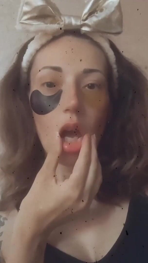 Tina Wink: Твоя дика кошеня фліртує з тобою. Вона облизує анальна пробка, кладе трусики в рот і оголює своє тіло, збудливо ти