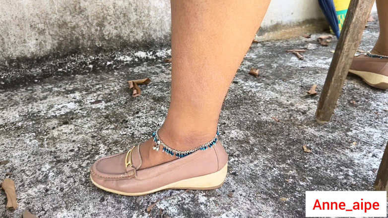 Anne Ipe: 카메라에 대 한 스트립 흰색 재킷에 인도 매력적인 소녀