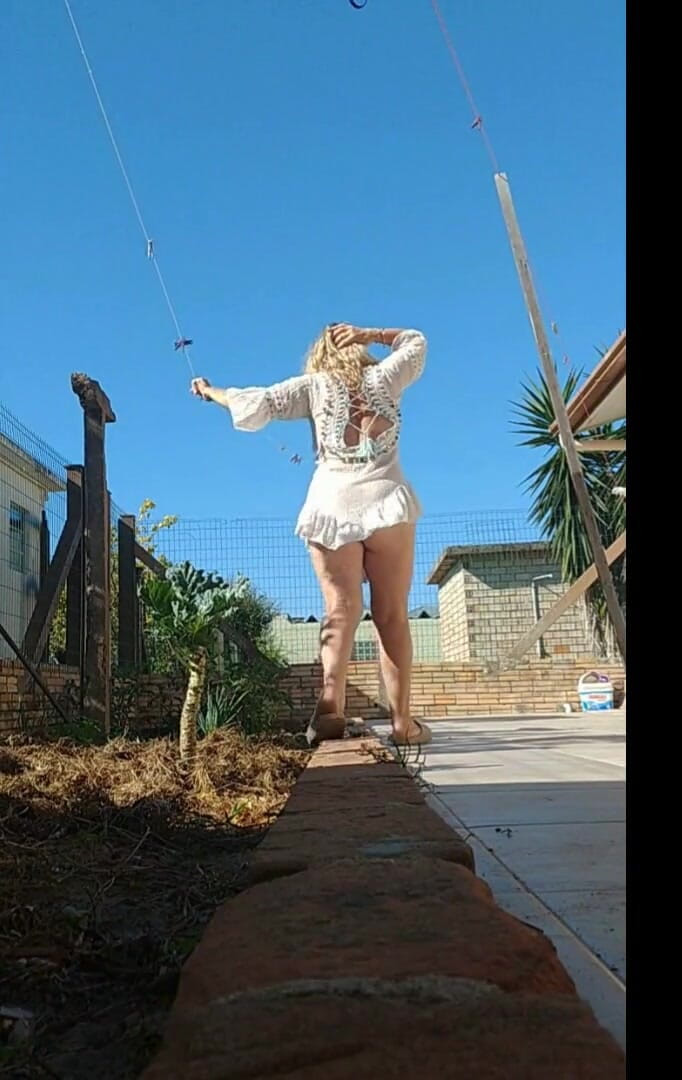 Priscila: Моя мачеха показывает в саду без трусиков