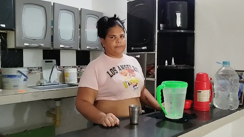 Adribella69: Saya disewa untuk membersihkan rumah dan akhirnya melancap di dapur...