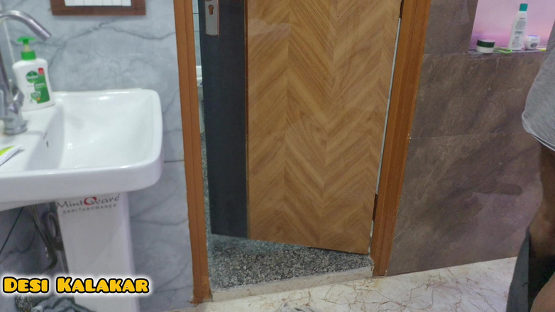 Rihana khan: 누드 영상 통화 중 배다른 여동생 걸렸어