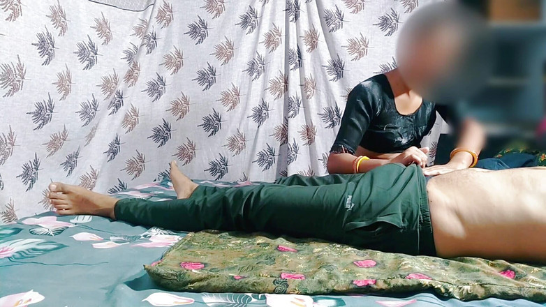 Rakul008: Une desi indienne suce très profondément et saute sur une...