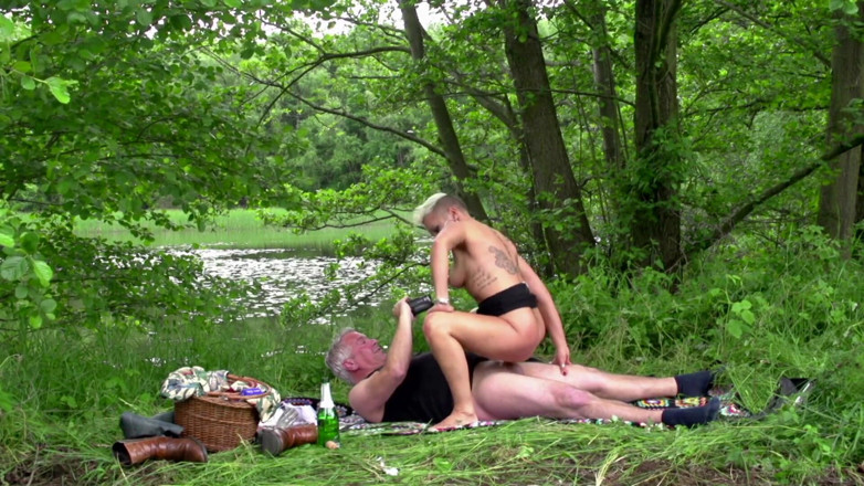 Chubby and horny and more: Napalona przebita dojrzała dostaje cipkę zerżnięta na zewnątrz