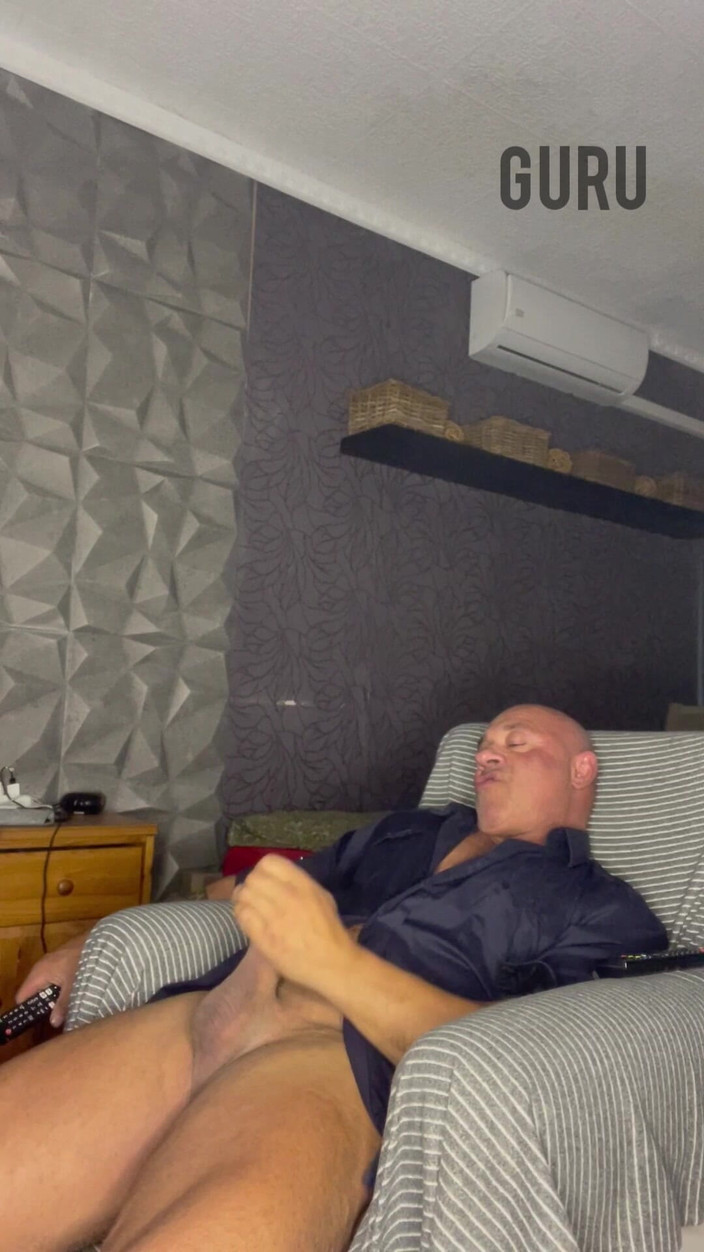 Mr. Guru: Дрочити соло вдома мені подобається ця сорочка