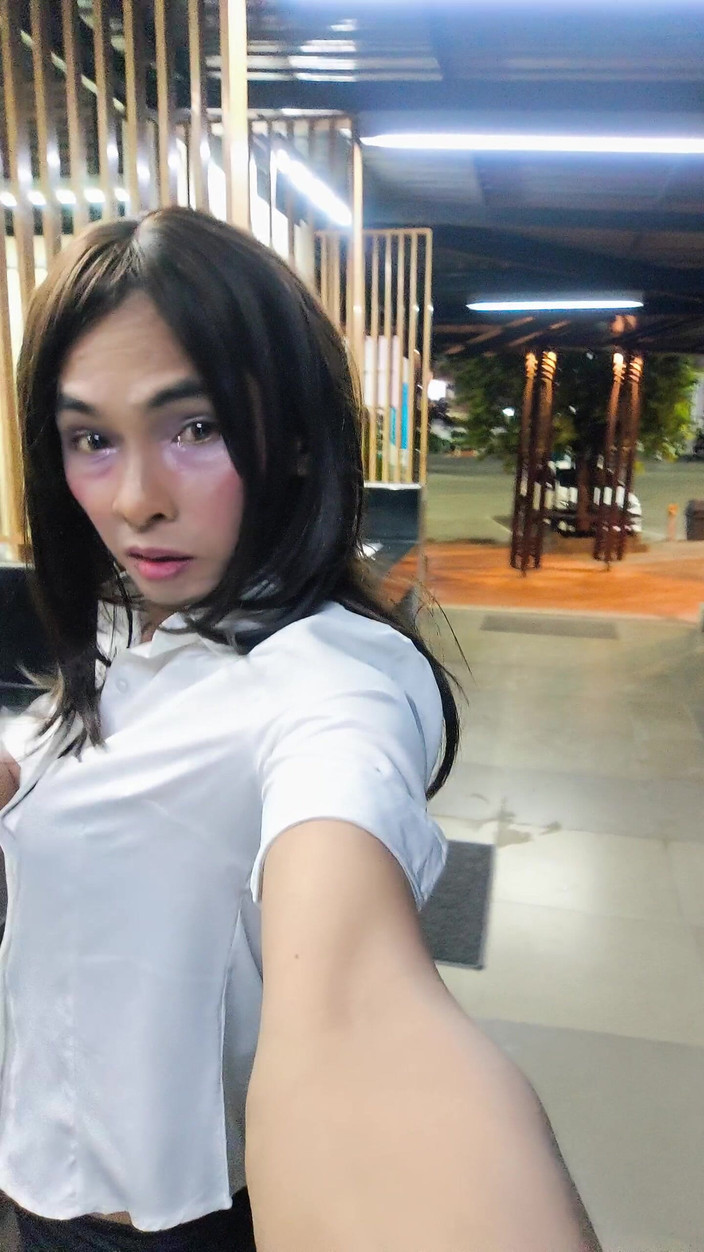 Menaiisd: मेरी बहिन रंडी की तरह अभिनय कर रही है।