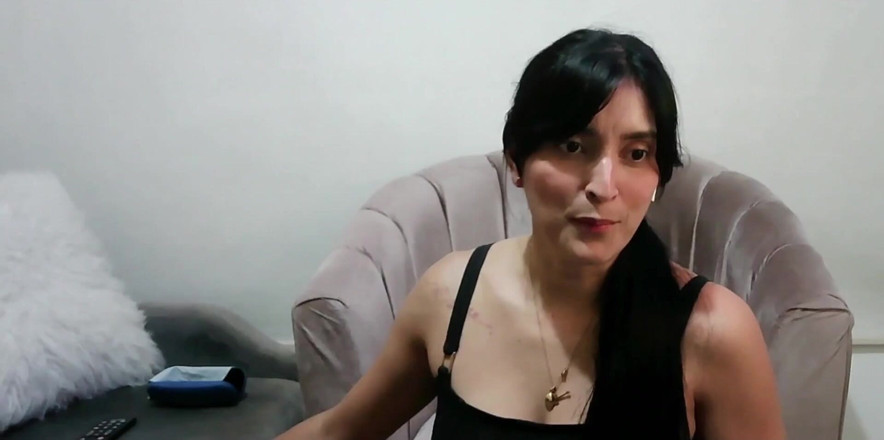Scarlet Divona: La Sexy Latina Si Bagna Intensamente Quando È Sola a Casa