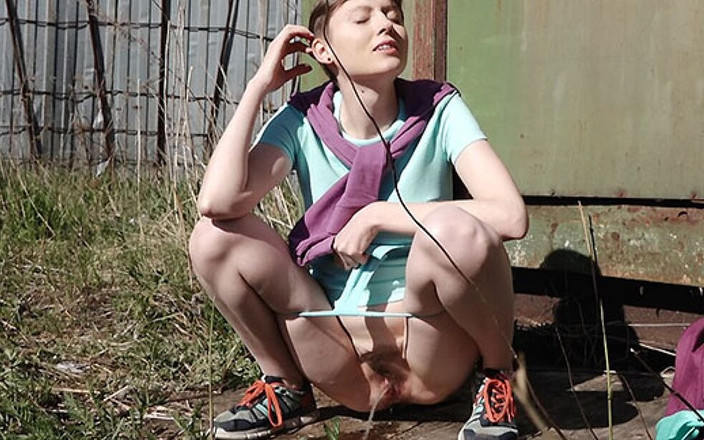 Puffy Network: Elegantní brunetka od Got2Pee, kde dívky přicházejí chcat