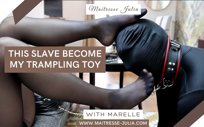 DeesseJulia: Maitresse Julia - パート1 この奴隷は私の新しいおもちゃになります(トランポリン、石蹴りなど...)踏みつけ、踏みつけ、女性支配