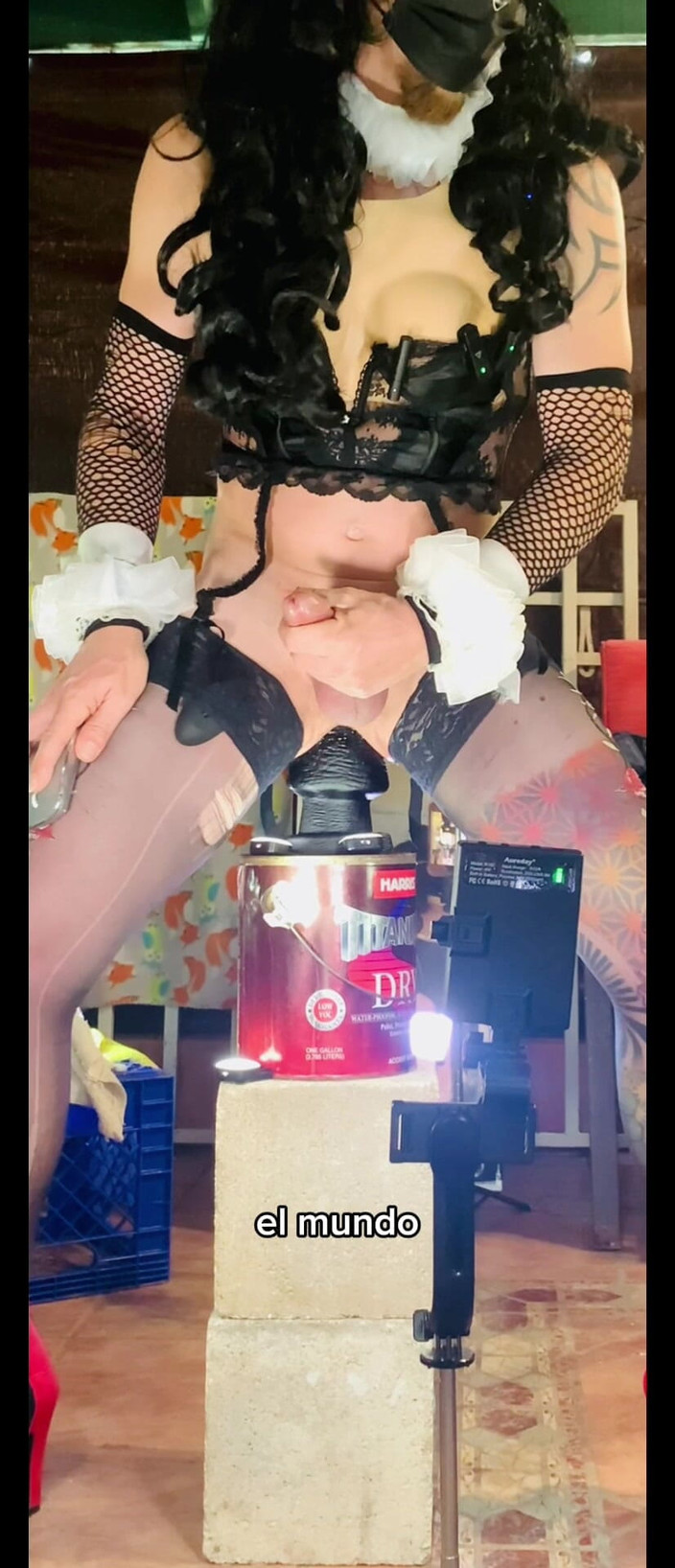 Benito414: Femboy lenjerie sexy călărește un vibrator negru mare