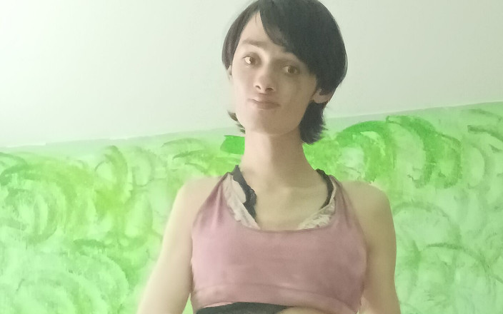 Aliciaquinn: Sexy meisje Carolina masturbeert in het bos en wordt geil