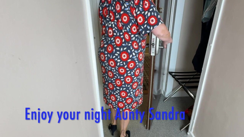 Aunty Sandra vintage girdle queen: Vgq21 - Tia Sandra Se Vestindo Para Uma Reunião