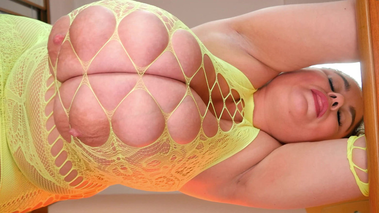 Anna Katz: Assista meus peitos enormes balançando