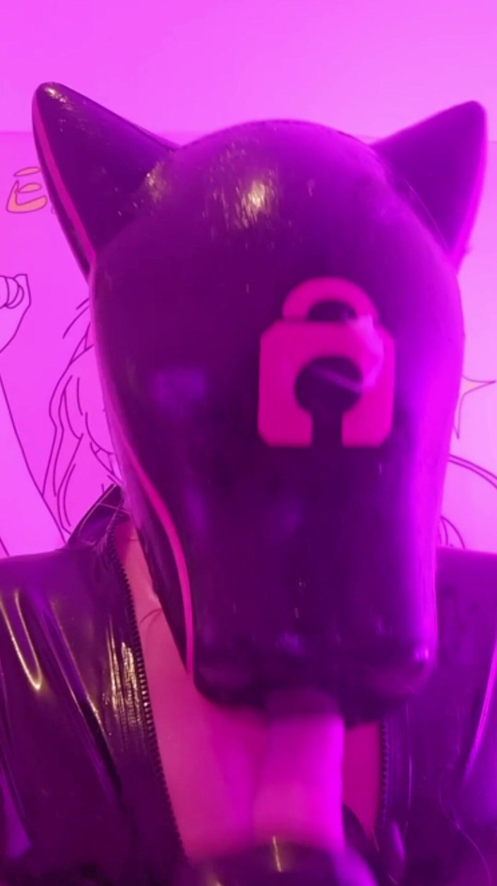 LaskaLeRoomba: Latex Doll Fucks Her Mouth with a Huge Tentacule