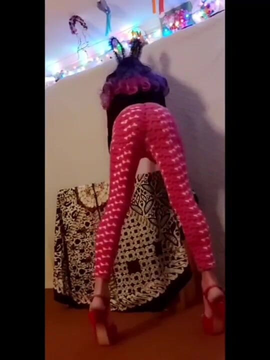 Lizzaali: Ass teasing in my red stretch pants