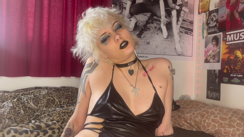 Glitterqueen1999: 작은 자지를 물고 음순 절제술을 먹는 배다른 여동생