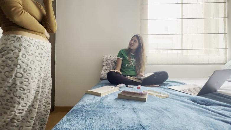 scarlettandc: Dvě vysokoškolanky tvrdě šukají v místnosti