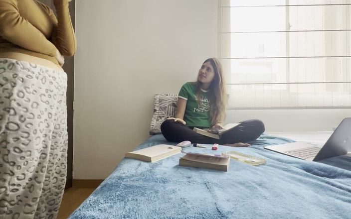 scarlettandc: Дві студентки жорстко трахаються в кімнаті