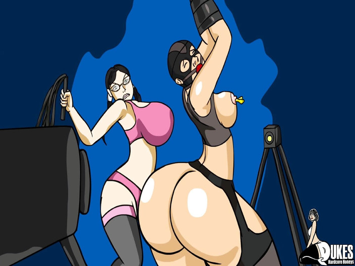 Dukes Hardcore Honeys: 大屁股白人美女在怪异的束缚中打屁股