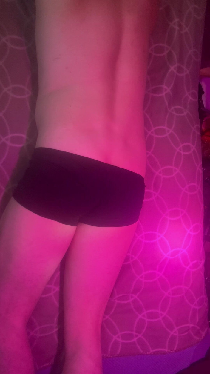 Disb33: 非常饥渴地醒来，所以我在床上抚摸一个，一边高潮一边呻吟