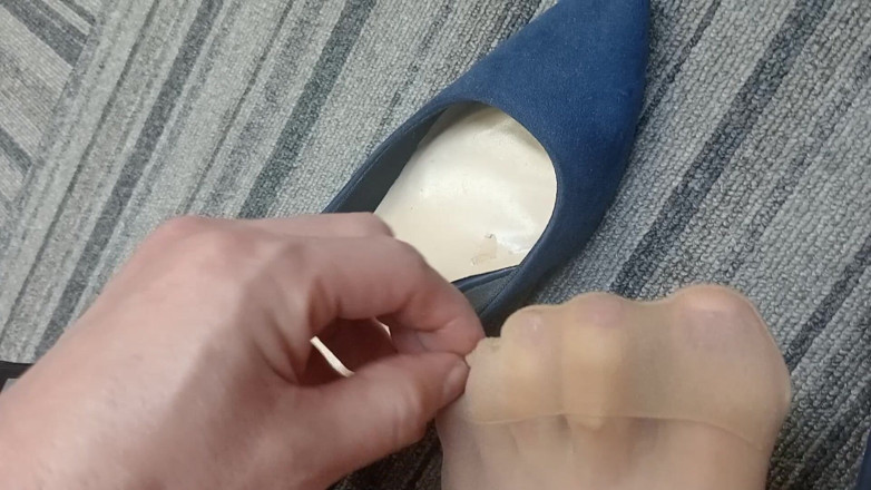 Mayumi Kanzaki: Look at My Legs and Feet