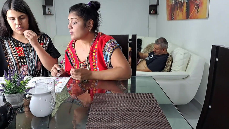 Aly: 淫乱な老人は娼婦からフェラチオを受けます。アリーは何も知らない。