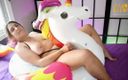 WildLooner: Une licorne gonflable se fait baiser par un bikini loooner...