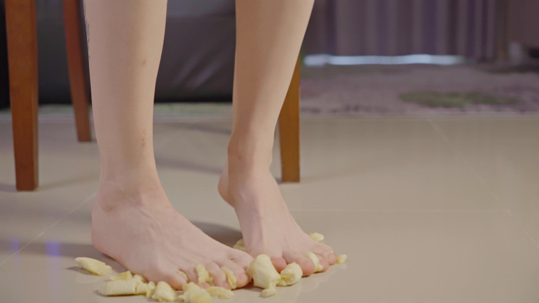 Karneli Bandi: Barefoot Fruit Crush &amp; Feet Licking