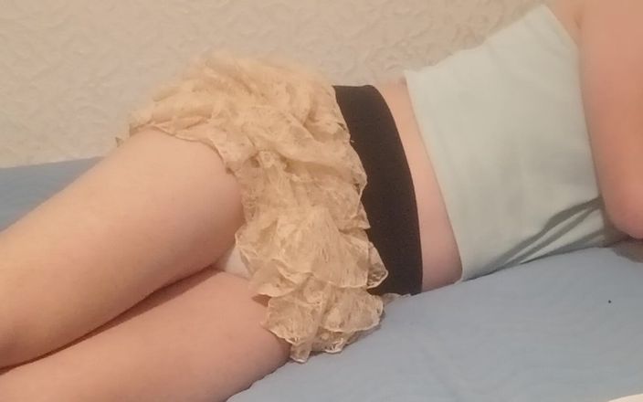 Sissy Holly: Sissy Holly nasst das Bett durch ihren pullup, hat aber...