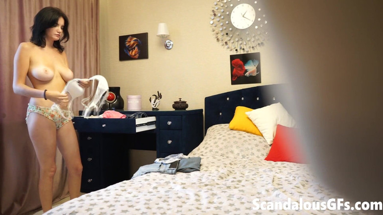 Scandalous GFs: Meine freche freundin probiert alle outfits in ihrer umkleide aus